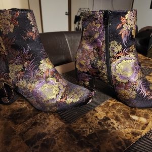 Midnight Velvet Floral boots size 8
